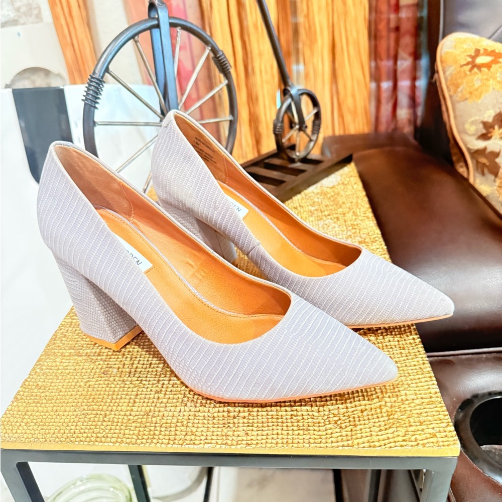 Steve Madden Light Gray Pointed Toe Pumps - Picture 8 of 10